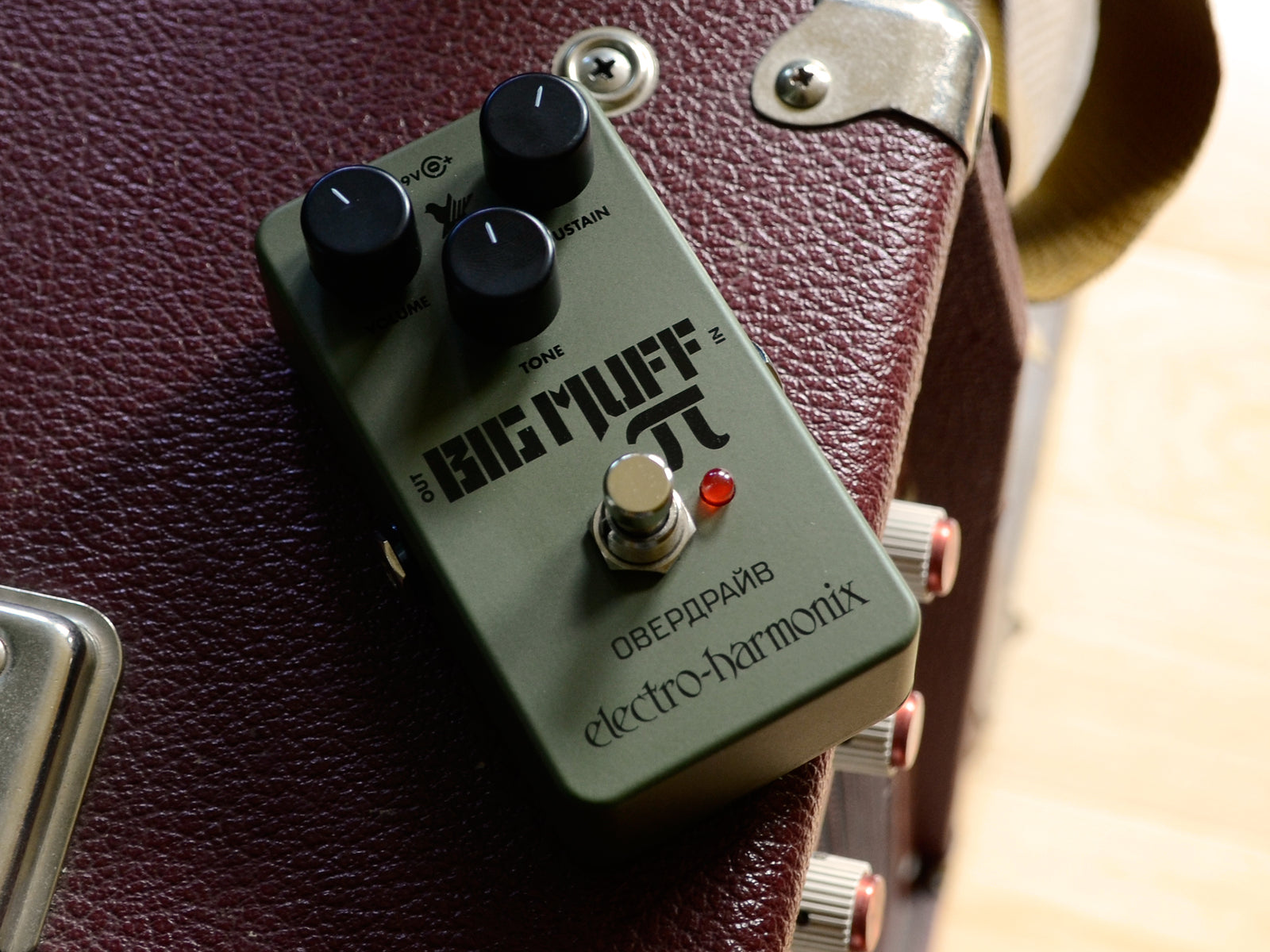 Electro-Harmonix Green Russian Big Muff Pi - Fuzz / Distortion / Sustainer Guitar Pedal