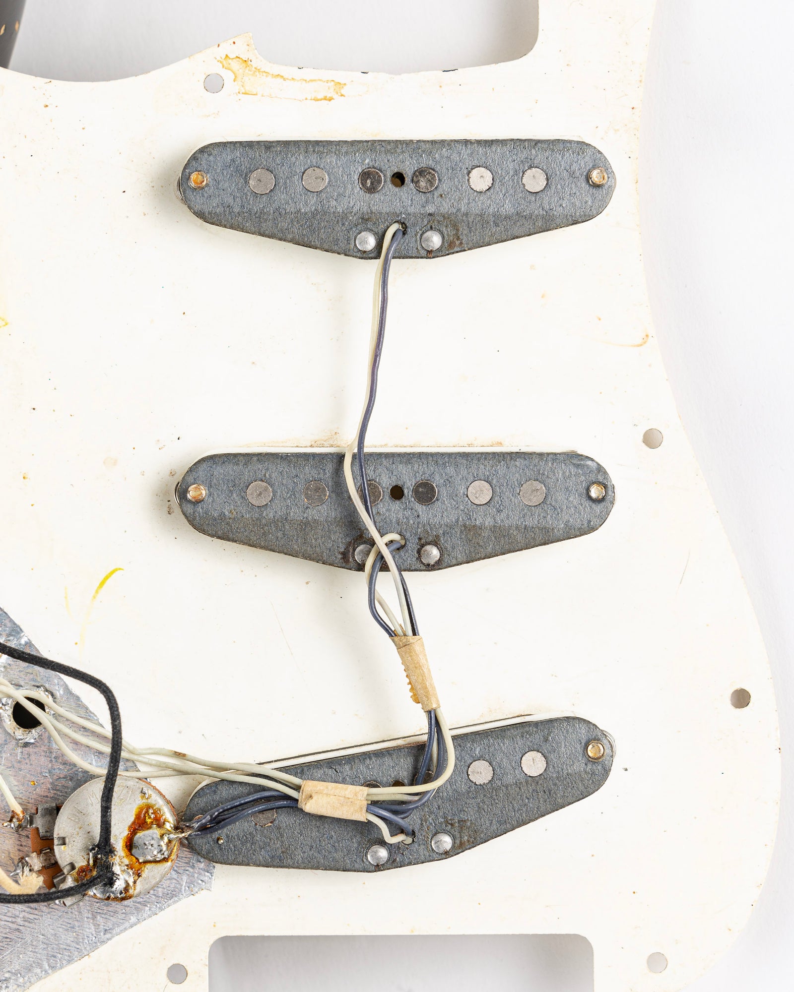 USED 1971 Fender Stratocaster with 4-Bolt Neck Electric Guitar - Three Tone Sunburst with Original Hardshell Case