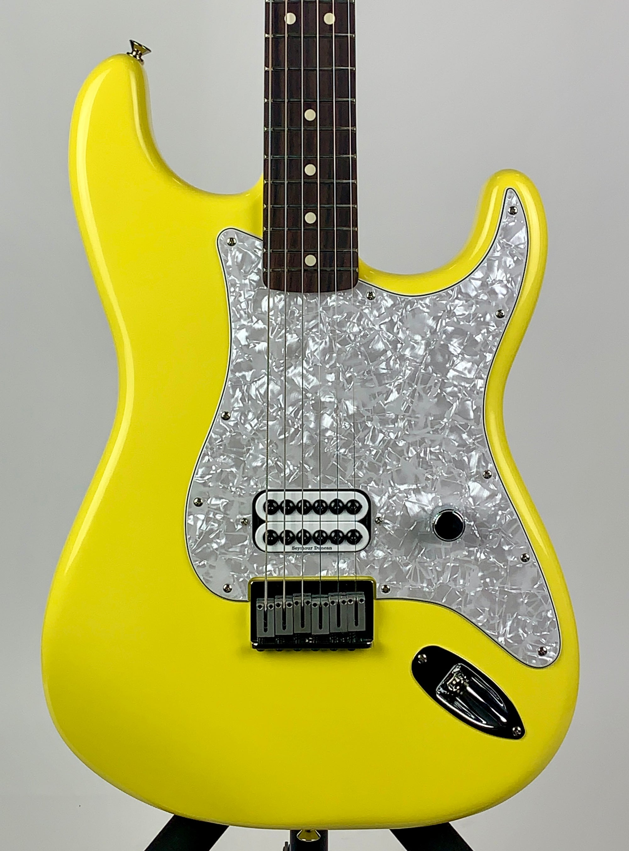 Fender Tom Delonge Strat - Graffiti Yellow