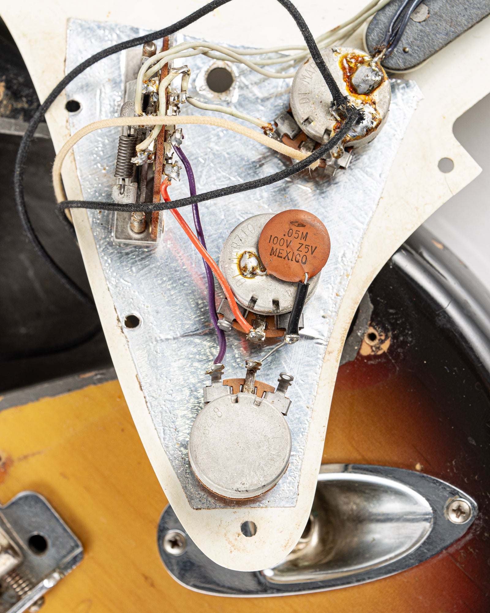 USED 1971 Fender Stratocaster with 4-Bolt Neck Electric Guitar - Three Tone Sunburst with Original Hardshell Case