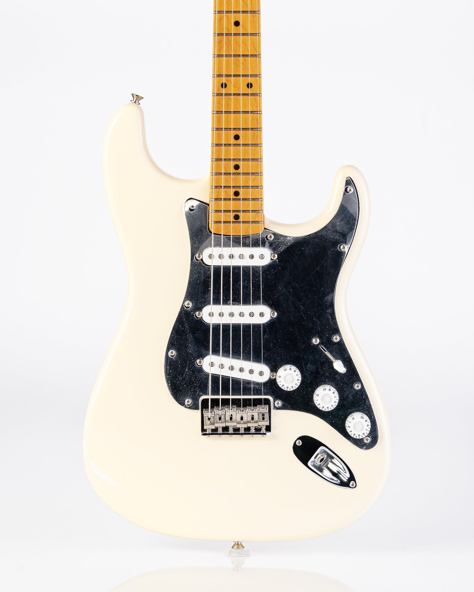 B-STOCK Fender Artist Series Nile Rodgers Hitmaker Stratocaster Electric Guitar with Maple Fingerboard - Olympic White
