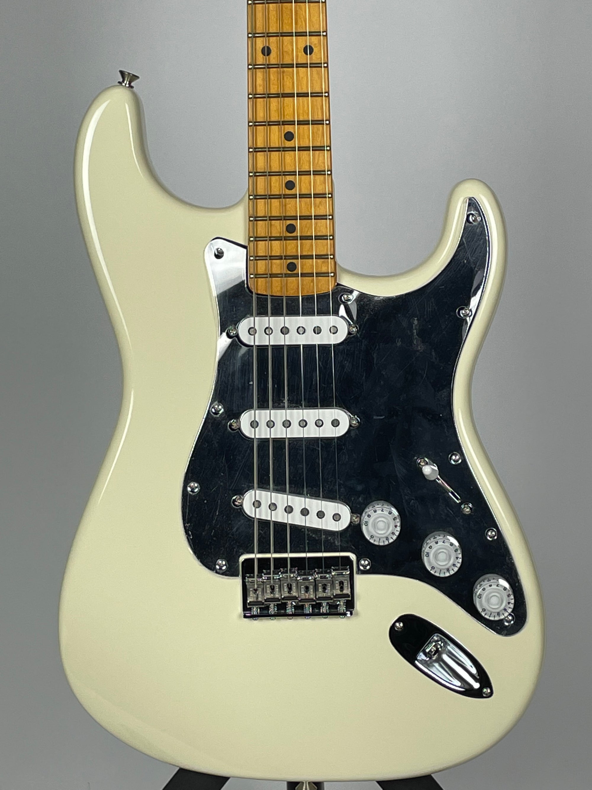 USED Fender Artist Series Nile Rodgers Hitmaker Stratocaster with Maple Fingerboard - Olympic White